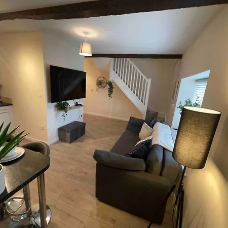 1 Bed Flat, Free Parking, 5 Min Walk To Airbus Apartmán