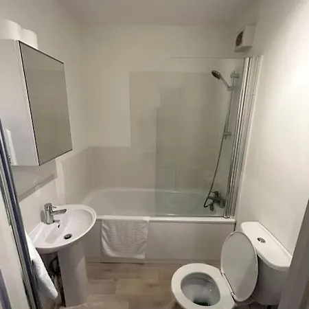 1 Bed Flat, Free Parking, 5 Min Walk To Airbus Apartmán