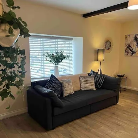 1 Bed Flat, Free Parking, 5 Min Walk To Airbus