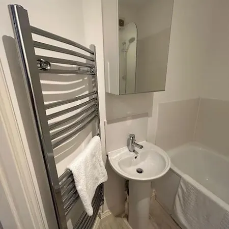 1 Bed Flat, Free Parking, 5 Min Walk To Airbus * Bristol