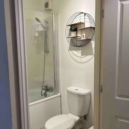 1 Bed Flat, Free Parking, 5 Min Walk To Airbus Apartmán