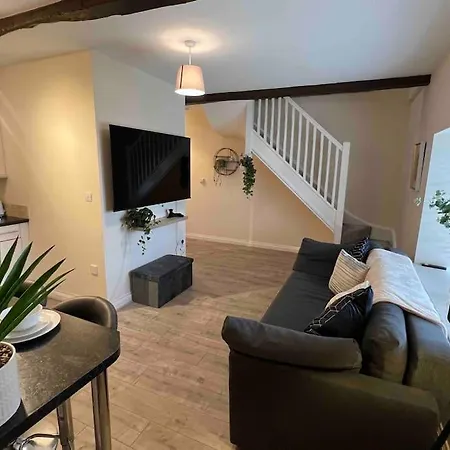 1 Bed Flat, Free Parking, 5 Min Walk To Airbus