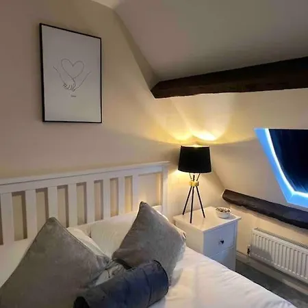 1 Bed Flat, Free Parking, 5 Min Walk To Airbus Apartmán *