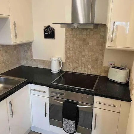 1 Bed Flat, Free Parking, 5 Min Walk To Airbus