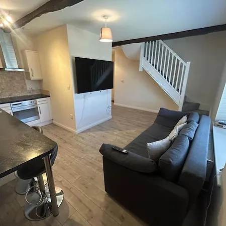 1 Bed Flat, Free Parking, 5 Min Walk To Airbus Apartment *