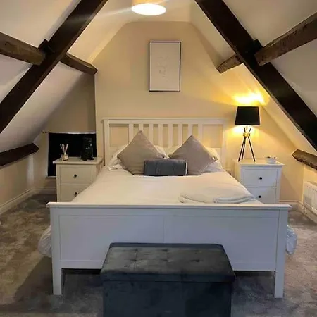 1 Bed Flat, Free Parking, 5 Min Walk To Airbus *