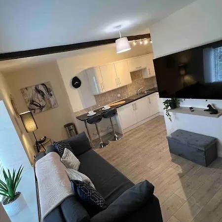 1 Bed Flat, Free Parking, 5 Min Walk To Airbus بريستول