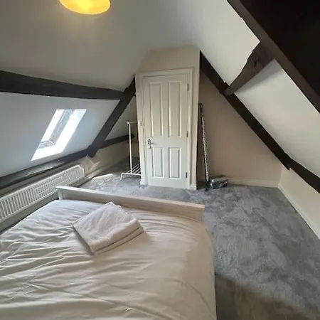 Apartment 1 Bed Flat, Free Parking, 5 Min Walk To Airbus *