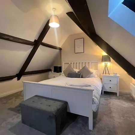 1 Bed Flat, Free Parking, 5 Min Walk To Airbus Apartment *