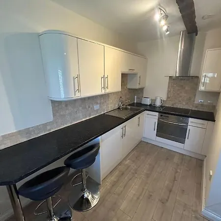 1 Bed Flat, Free Parking, 5 Min Walk To Airbus * بريستول
