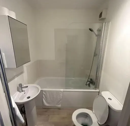 1 Bed Flat, Free Parking, 5 Min Walk To Airbus Apartment