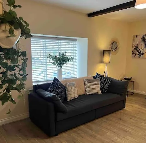 1 Bed Flat, Free Parking, 5 Min Walk To Airbus