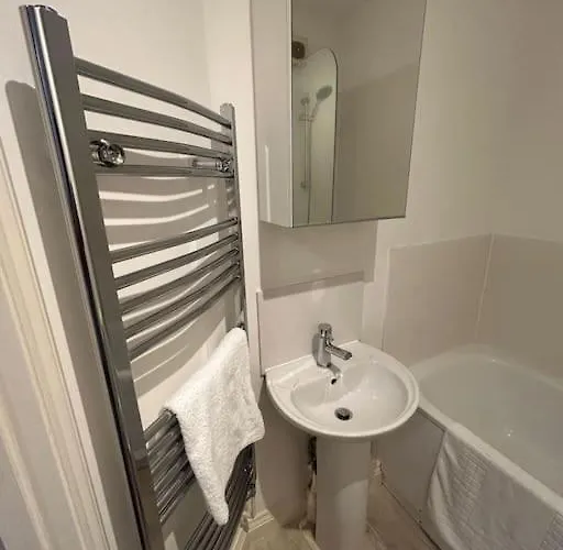 1 Bed Flat, Free Parking, 5 Min Walk To Airbus * Bristol