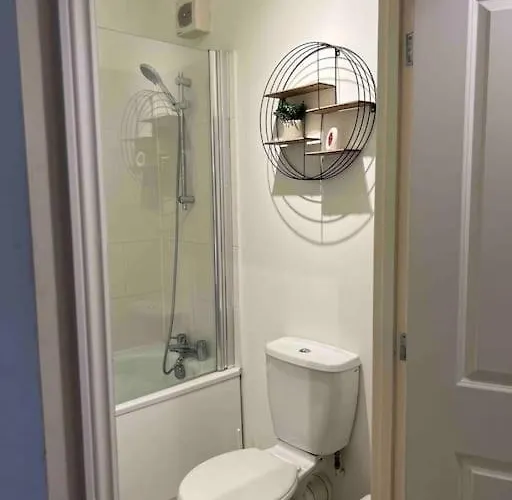 1 Bed Flat, Free Parking, 5 Min Walk To Airbus アパート