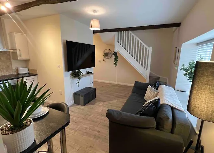 1 Bed Flat, Free Parking, 5 Min Walk To Airbus