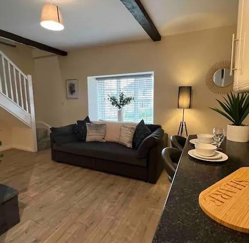 1 Bed Flat, Free Parking, 5 Min Walk To Airbus アパート