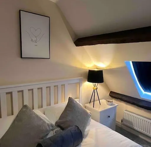 1 Bed Flat, Free Parking, 5 Min Walk To Airbus Apartment *