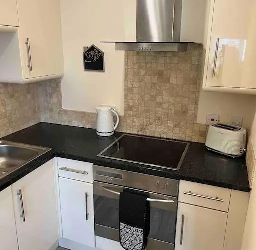 1 Bed Flat, Free Parking, 5 Min Walk To Airbus