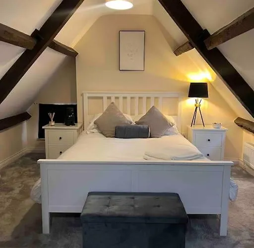 1 Bed Flat, Free Parking, 5 Min Walk To Airbus *