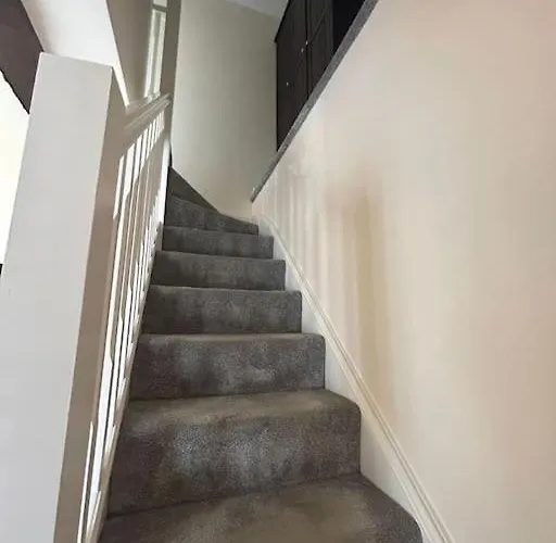 1 Bed Flat, Free Parking, 5 Min Walk To Airbus