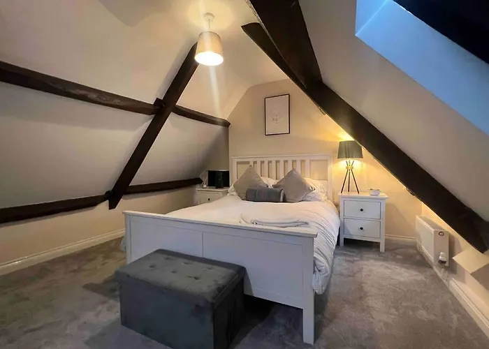 1 Bed Flat, Free Parking, 5 Min Walk To Airbus Apartment *