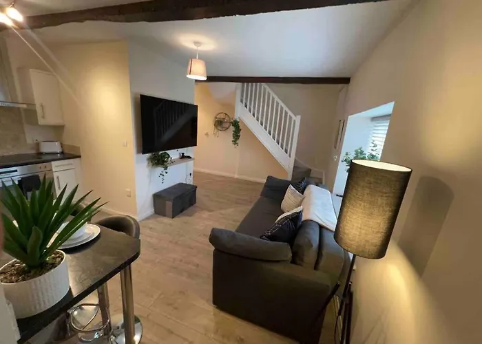 1 Bed Flat, Free Parking, 5 Min Walk To Airbus アパート